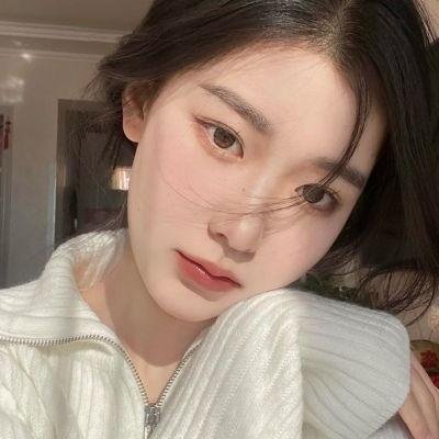 女孩向前走